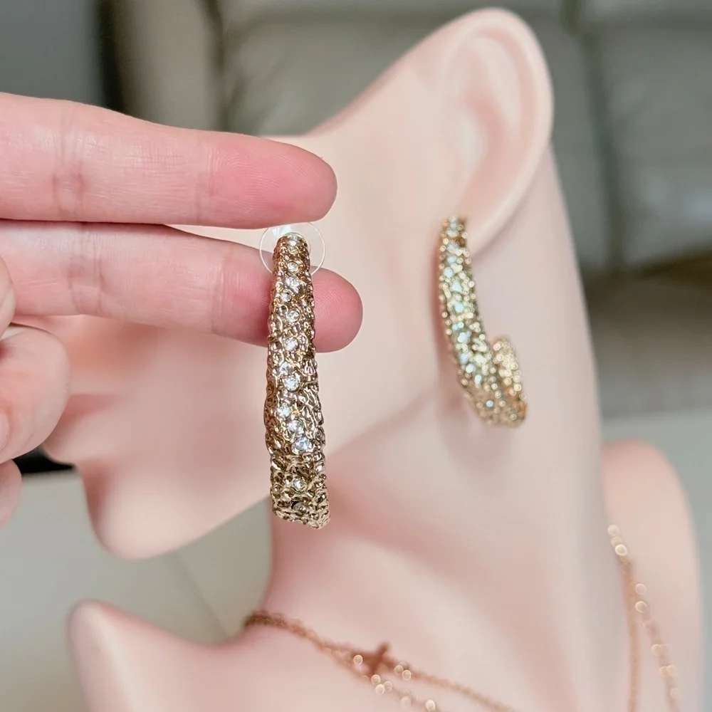 ⚜️ Elegant Gold and Clear Gems Textured Earrings